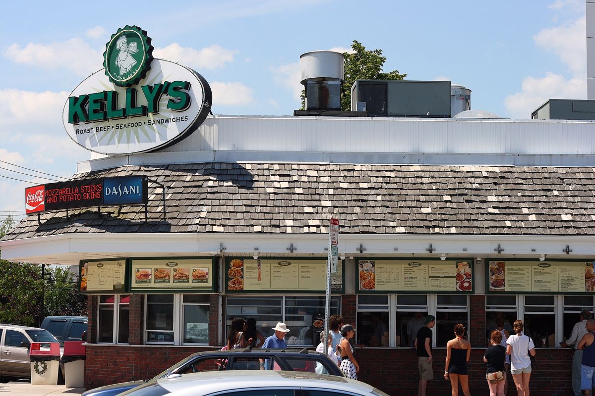 Kelly's Roast Beef on Revere Beach with its green sign
